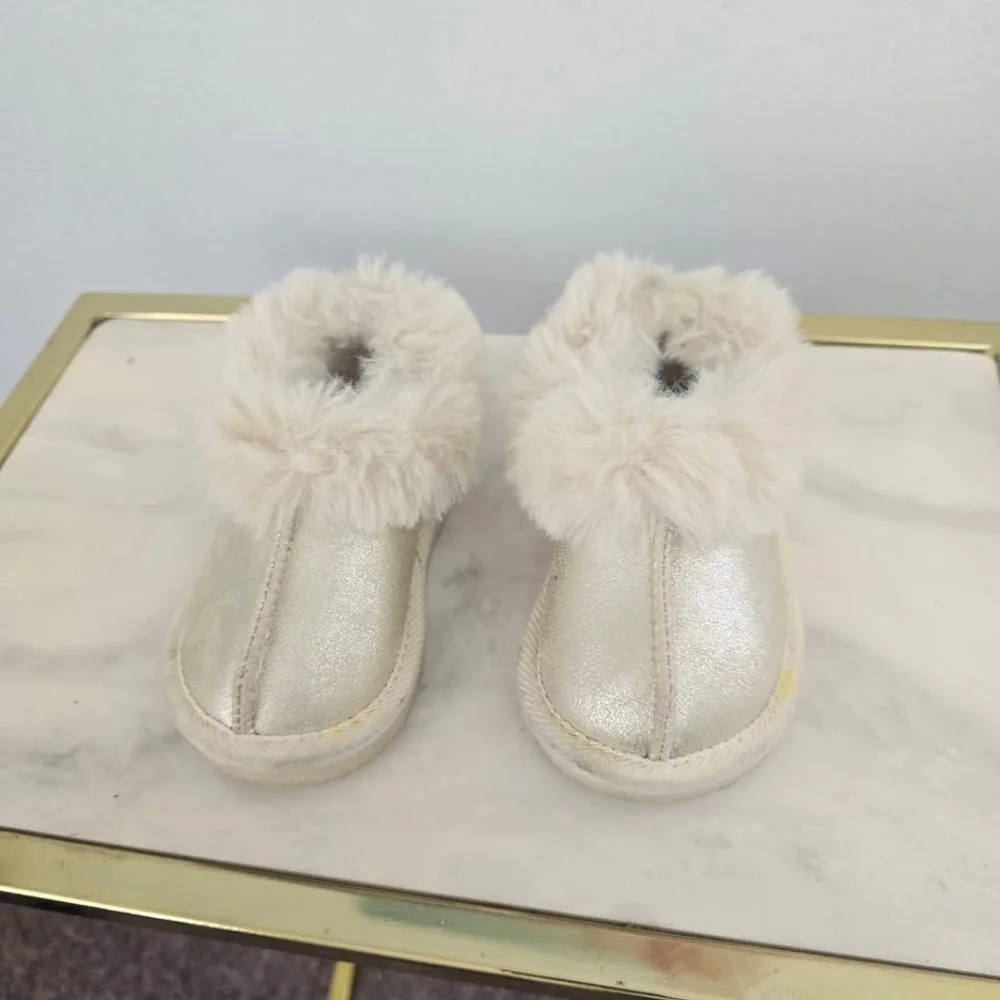 Adorable White Baby Shoes with Fluffy Trim Size 5.